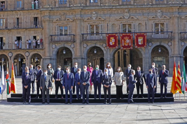 Abucheos a Sánchez y aplausos al Rey a su llegada a la Plaza Mayor de Salamanca