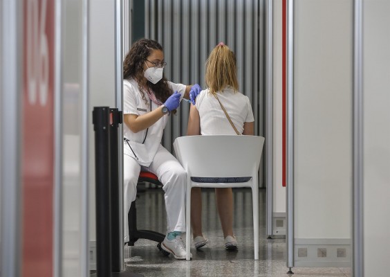 El 56% de la población ya ha recibido la pauta completa de vacunación contra la covid-19
