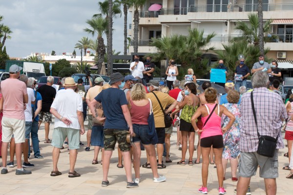 Cerca de 200 vecinos de Orihuela Costa protestan contra el Ayuntamiento por el 