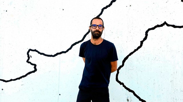 Tito Pérez Mora presenta en Benidorm su libro y un mural en la playa de Levante