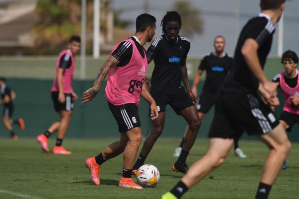 La plantilla del Cartagena se vacuna por grupos con Janssen