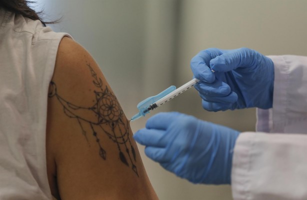 Una treintena de vecinos de Biar recibirán una tercera dosis tras administrarles solo suero a 12 de ellos