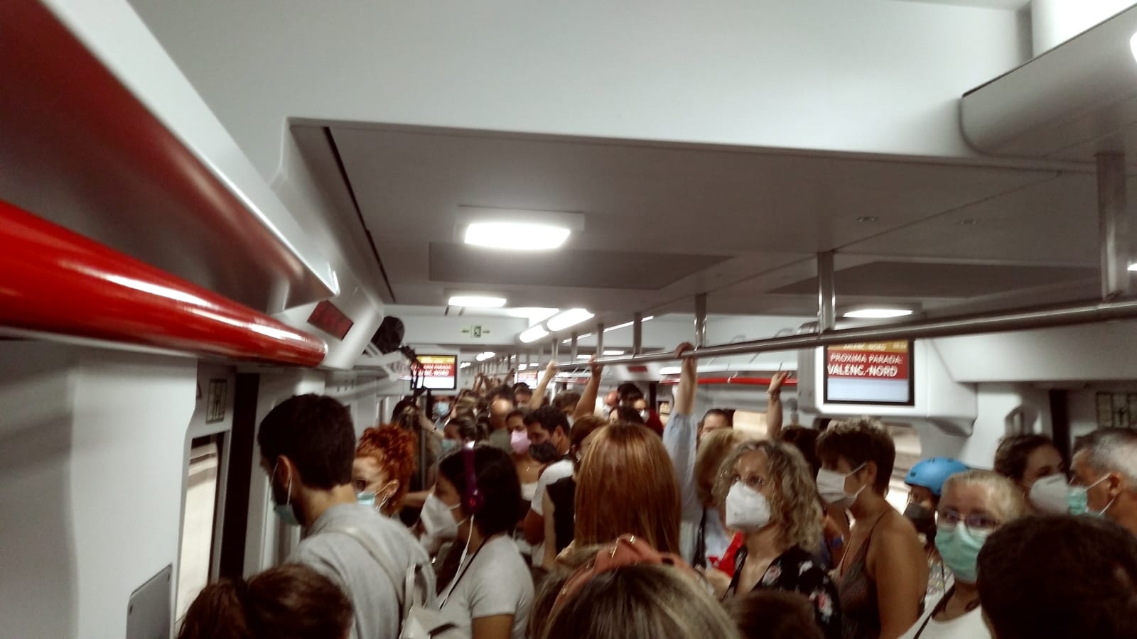 Vagón lleno de la línea C2 tomada a primera hora de la mañana de este jueves. Foto: VP - 