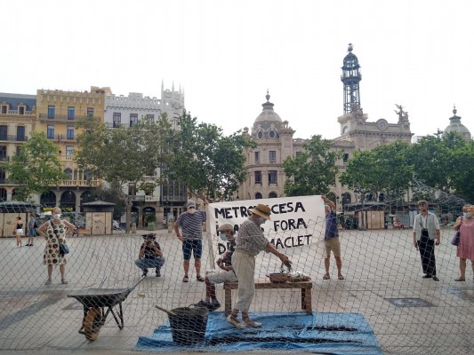 Vecinos de Benimaclet protestan ante el Ayuntamiento contra las vallas de Metrovacesa