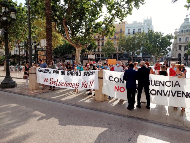 Vecinos de Orriols protestan ante el Ayuntamiento por la falta de 