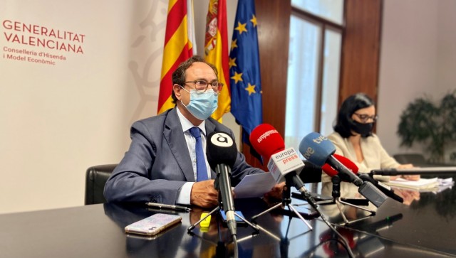 Montero riega de millones a las CCAA y retoma la reforma de la financiación