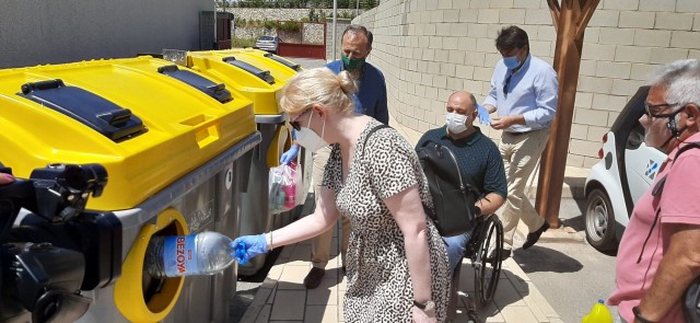 Alicante despliega un centenar de contenedores adaptados para facilitar el reciclaje a personas con discapacidad 