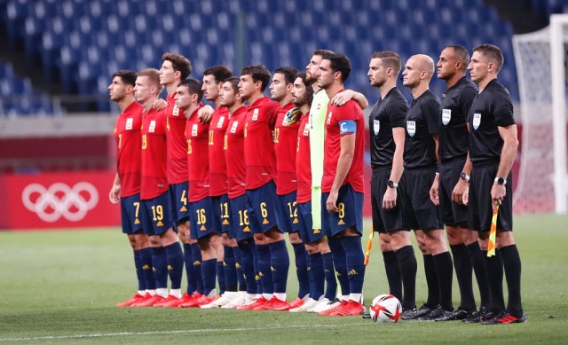 España cumple y pasa como primera de grupo