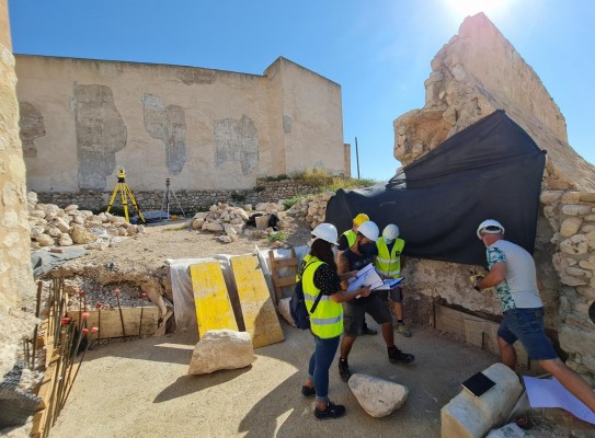 Elda avanza en la recuperación del Castillo con la reconstrucción de la puerta del antemural