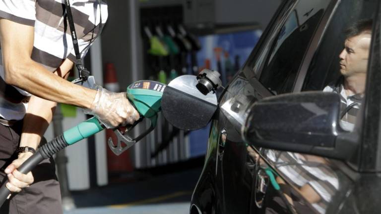 Alzira firma un acuerdo para comprar la gasolinera de Luis Suñer tras años de reivindicaciones 