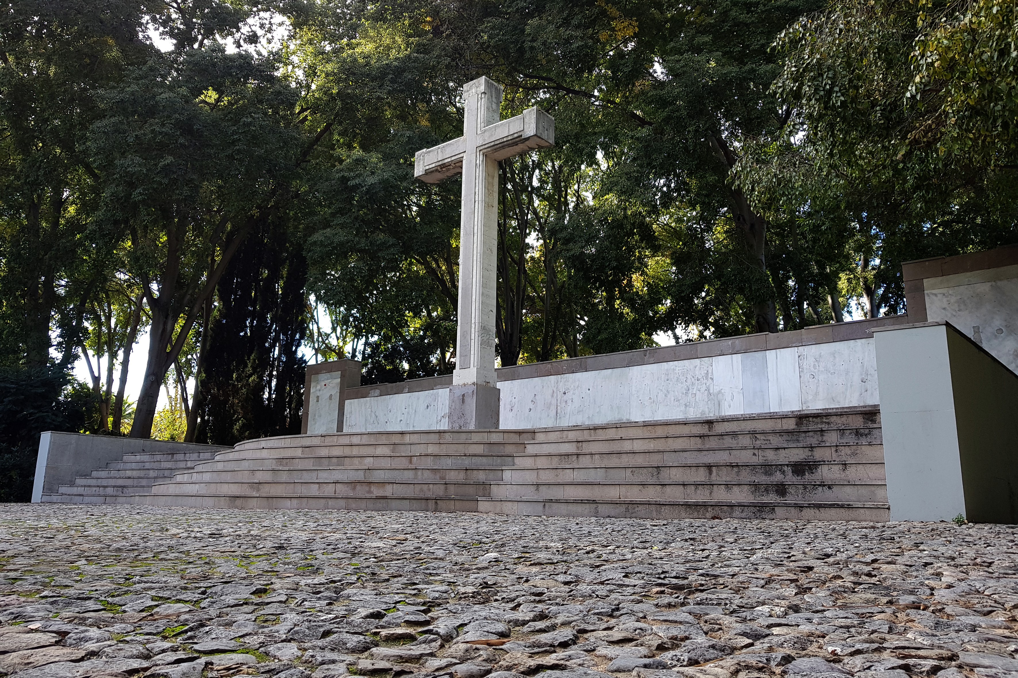 Castelló responde individualmente a las 226 alegaciones sobre la retirada de la cruz de Ribalta
