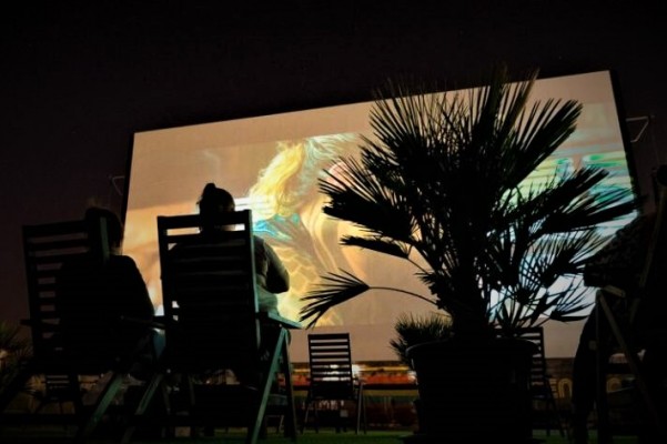 Cine bajo la luna: la alternativa cultural segura para las noches de verano 