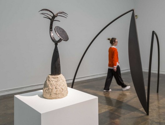 Julio González coge aire en el IVAM