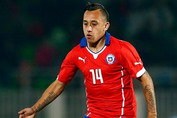 Enzo Pérez y Orellana se miden en un duelo directo para la clasificación del Mundial 2018