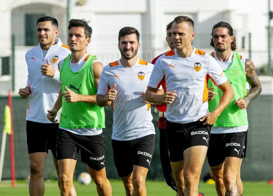 
El Valencia se entrena en Murcia y con Gayà