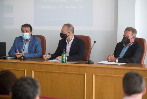 El conseller de Vivienda pide la implicación de la Marina Alta para ampliar el parque público y optar a fondos europeos