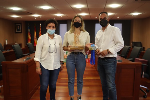 Onda recibe a Elena Cardona Bojados, campeona de España de aguas abiertas