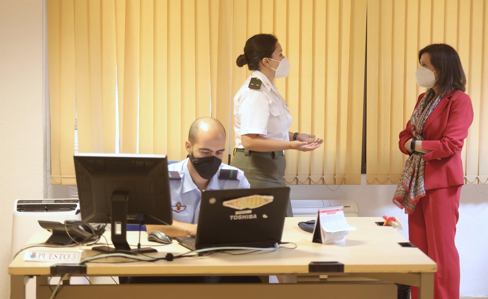 La teniente del equipo de rastreo de la Base Aérea de Torrejón, Quevedo, con Robles. Foto: EDUARDO PARRA/EP - 