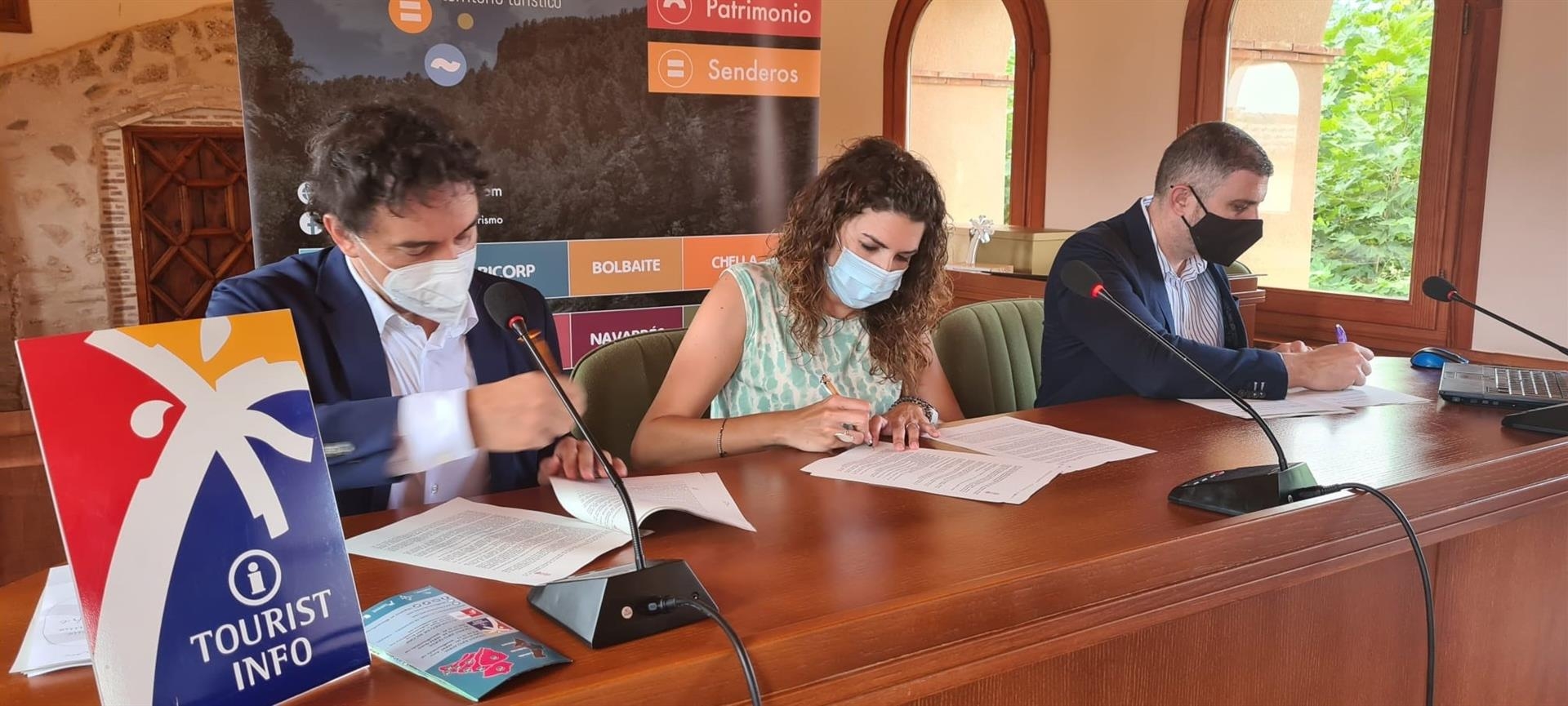 Imagen de la firma del Plan de Dinamización Turística de La Canal de Navarrés. Foto: VALÈNCIA TURISME - 