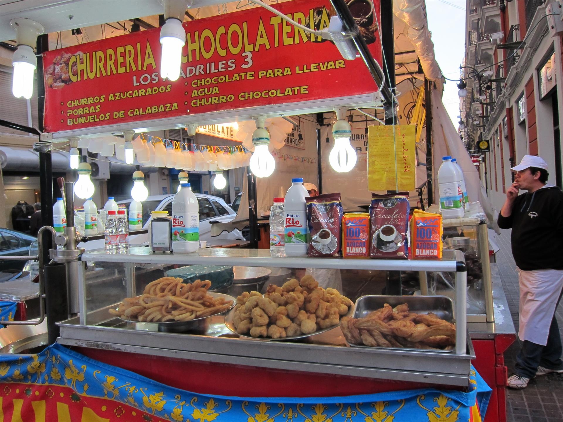 Puesto de churros y buñuelos en Valencia. Foto: EUROPA PRESS - 