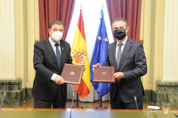 El Ministerio de Agricultura y Cajamar se alían para mejorar el sector agroalimentario