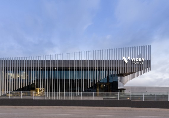 Vicky Foods instala 1.500 placas solares en su planta de Villalonga y evita la emisión anual de 400 toneladas de CO2