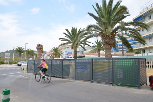 Oropesa reviste los contenedores del paseo de la playa La Concha para mejorar la estética