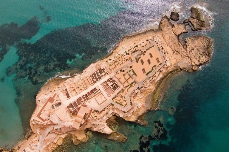 Retiran 100 kg de basura marina en dos parajes naturales de El Campello
