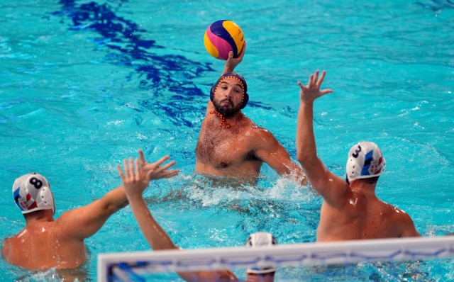  España debuta con triunfo contra la campeona olímpica Serbia