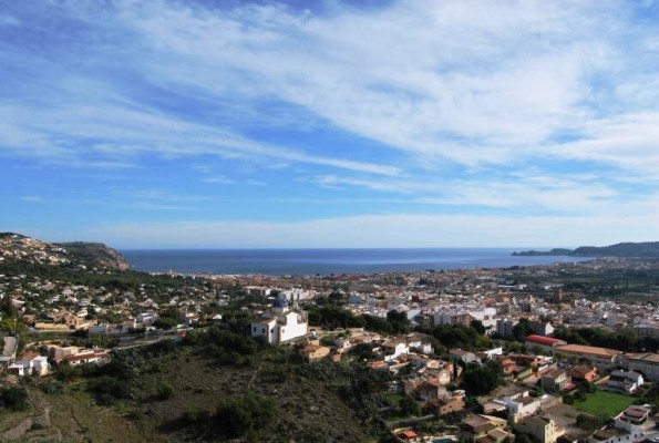 Disuelven un botellón con centenares de personas en Xàbia, donde no hay toque de queda