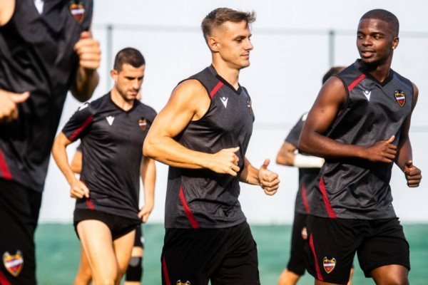 El Levante se entrena con normalidad tras la leve reacción por la vacuna covid-19