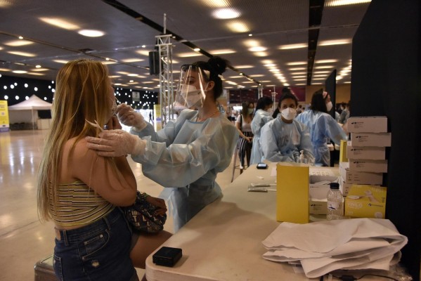España notifica 31.171 casos de coronavirus y 27 muertes, con la incidencia subiendo a 677