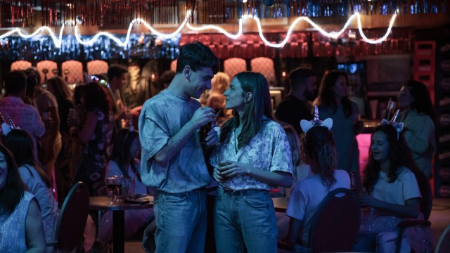 'El Cover': un Benidorm luminoso y una declaración de amor a sus artistas de garito