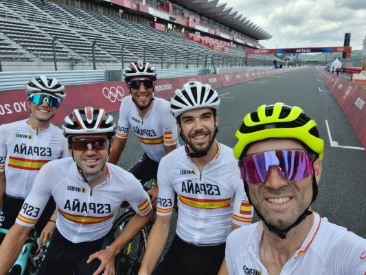 Los ciclistas españoles dan negativo en los test PCR y podrán competir