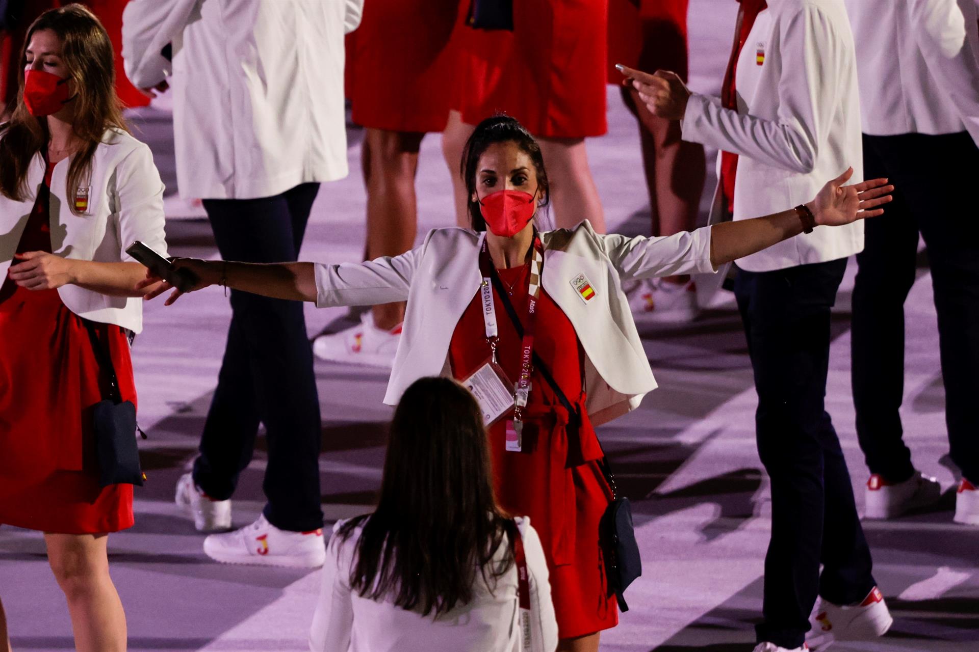 Cristina Ouviña, jugadora de la selección española de baloncesto y de Valencia Basket, durante el desfile. Foto: EFE/ Juan Ignacio Roncoroni - 