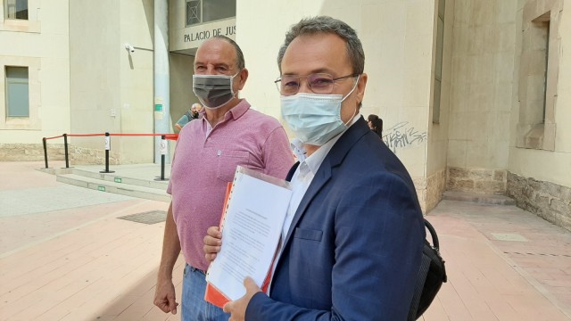 El PSOE denuncia a Barcala por presunta prevaricación por la ubicación de contenedores ilegales de ropa