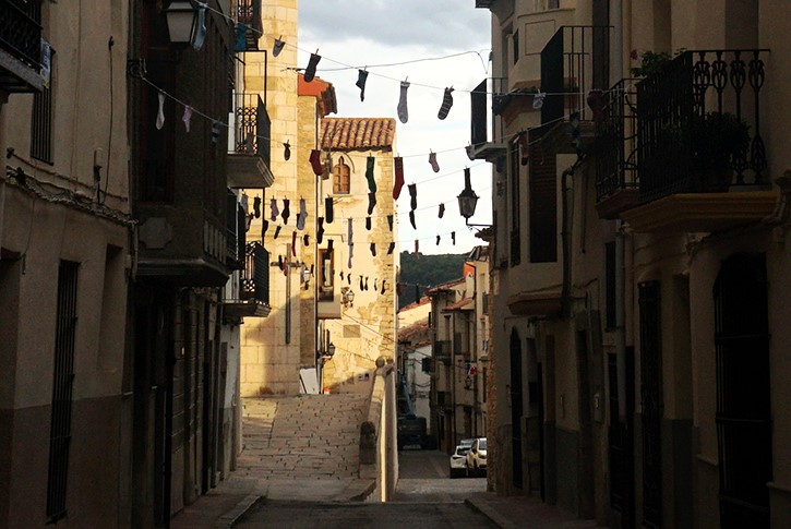 Vilafranca 'teje' sus calles con calcetines para ensalzar la tradición textil