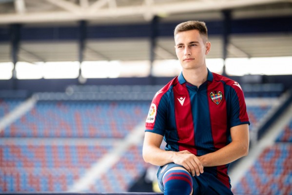 El Levante UD presenta las nuevas equipaciones 2021/2022