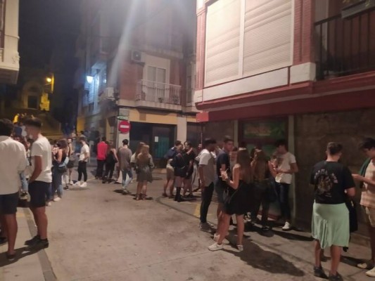 Salud lanza un SOS para frenar los botellones y cortar la quinta ola: 