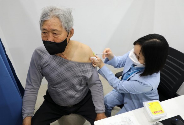 Un estudio apunta que los mayores generan menos anticuerpos tras la vacuna