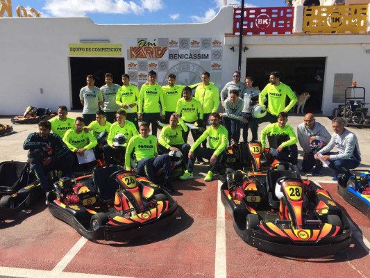 Los jugadores del Villarreal cambian el fútbol por los karts