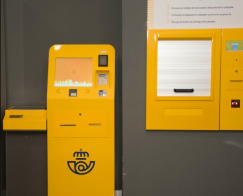 Correos instala una máquina autoservicio para el depósito de paquetes en la oficina principal de Benidorm

