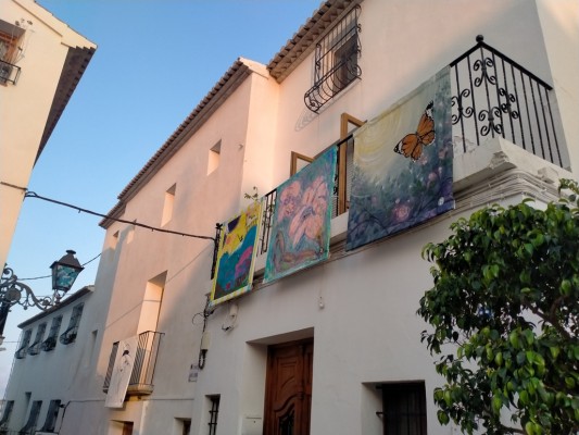 Las calles del casco antiguo se convierten en una galería de arte con Balconades d’Altea
