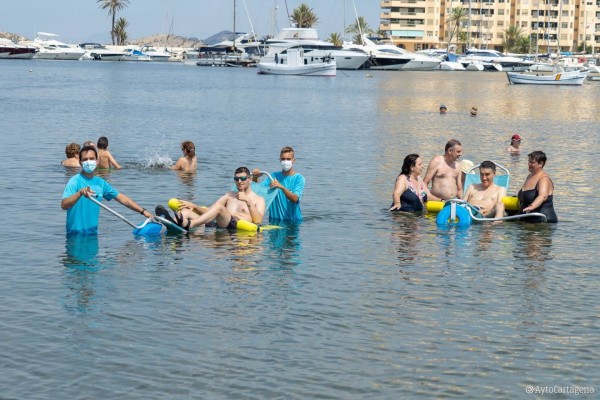 El servicio de baño asistido ya está disponible en Playa Honda, Puerto Bello y San Ginés de La Azohía
