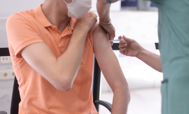 España administra 583.022 vacunas en 24 horas y casi 30 millones de personas tienen una dosis