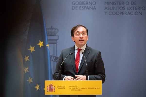 Exteriores vacunará a los funcionarios en el exterior y sus familias que viajen a España este verano
