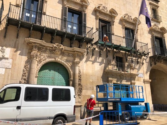 El bipartito de Alicante repara los balcones del Ayuntamiento a la espera de su restauración