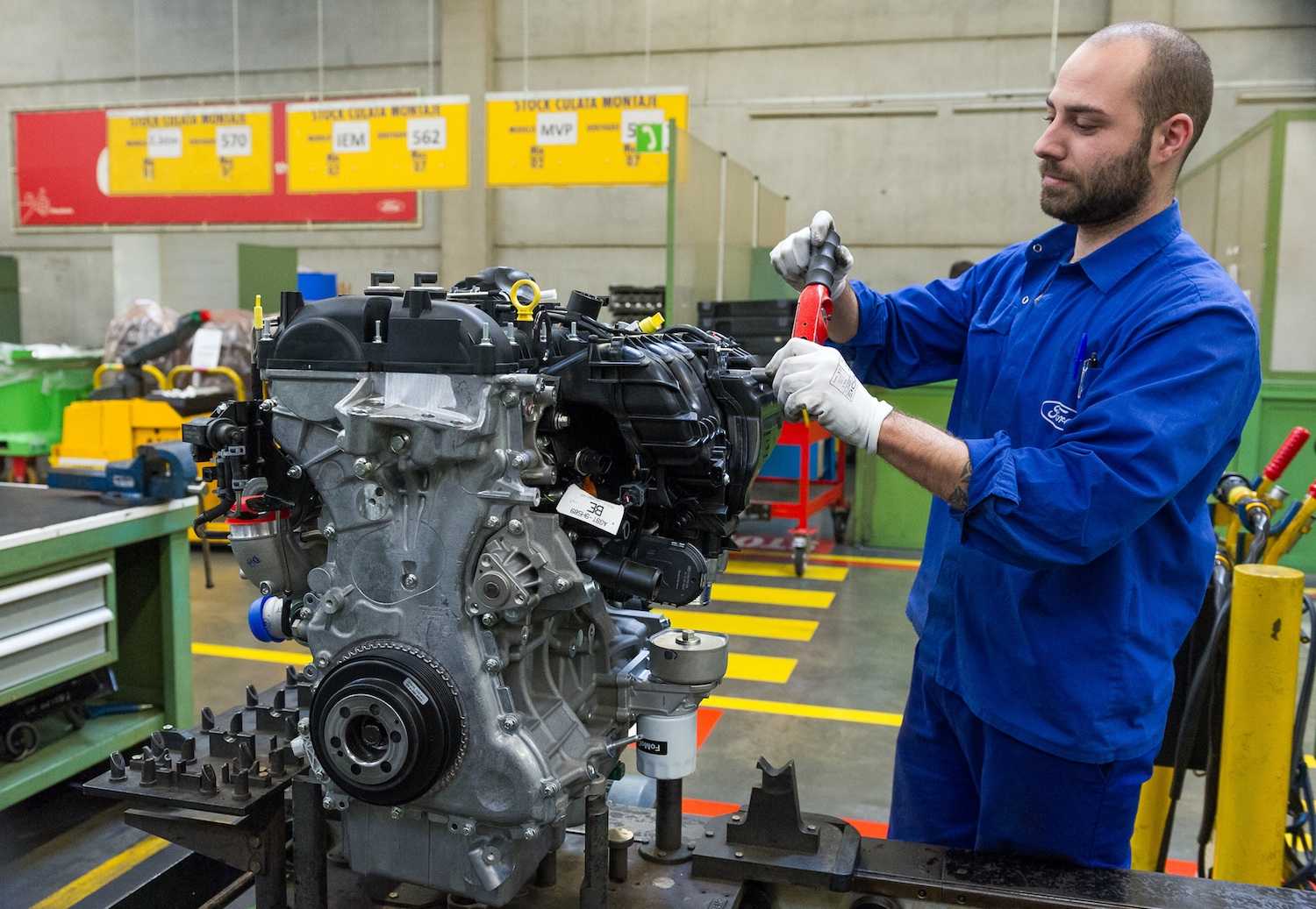 Operario en la planta de motores de Ford Almussafes - 