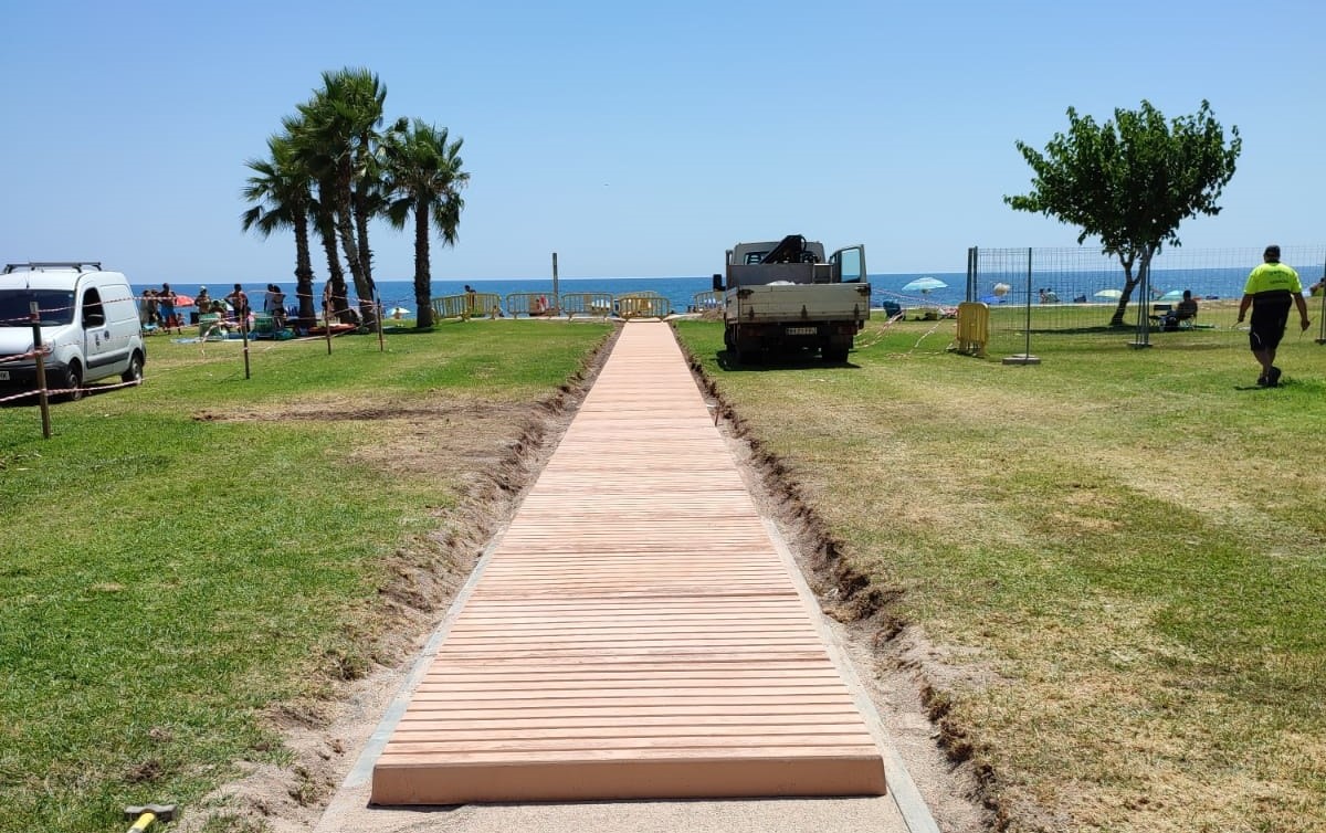 El Ayuntamiento de Oropesa instala pasarelas en el acceso de la playa de Amplàries