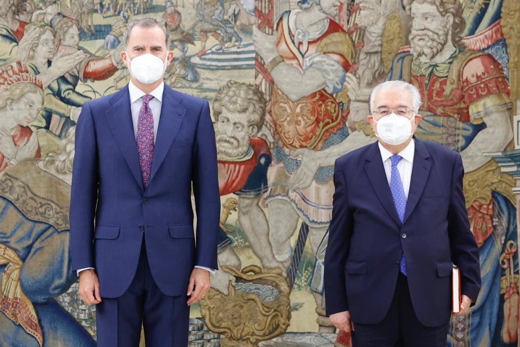 El Rey, este lunes, con el presidente del TC, Juan José González Rivas. Foto: TC - 